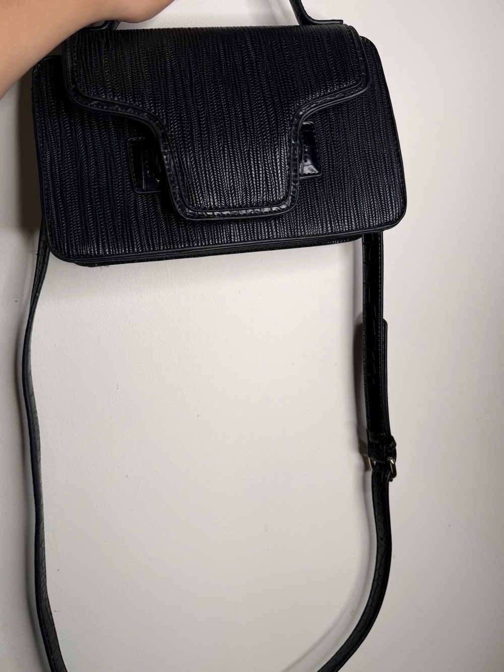 Classic Black Textured Crossbody Bag - Unbranded - Picture 3 of 5
